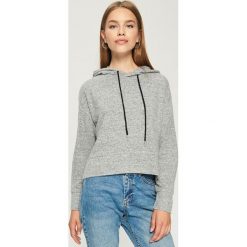 Krótka bluza z kapturem - Jasny szar. Szare bluzy damskie Sinsay. Za 49.99 zł.