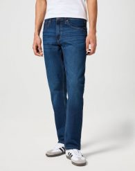 MESKIE SPODNIE WRANGLER ATHLETIC FIT JAGGED 112352958. Spodnie materiałowe męskie Wrangler, l, bez wzorów, z jeansu. Za 189.99 zł.