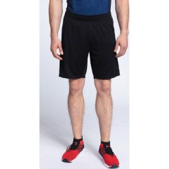 Spodenki treningowe męskie SKMF261 - głęboka czerń. Czarne krótkie spodenki sportowe męskie 4f, z materiału. W wyprzedaży za 69.99 zł.