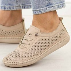 Beżowe ażurowane skórzane półbuty damskie T.Sokolski 2023-1. Brązowe półbuty damskie Sokolski, na jesień, bez wzorów, z jeansu, klasyczne, z okrągłym noskiem, bez obcasa, na płaskiej podeszwie, bez zapięcia. Za 249.00 zł.