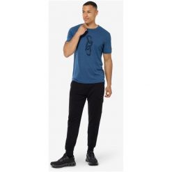 Koszulka SUPER.NATURAL M CARABINERI TEE. Niebieskie koszulki sportowe męskie super.natural, l, bez wzorów, z materiału, bez kołnierzyka, bez ramiączek, wspinaczkowe. Za 299.99 zł.