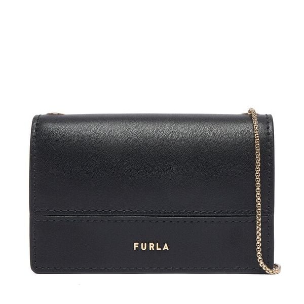 Torebka Furla. Czarne kopertówki damskie Furla, bez wzorów, bez dodatków. Za 584.99 zł.