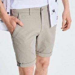 Szorty z podwiniętą nogawką - Jasny szary. Szorty męskie marki Cropp. Za 79.99 zł.