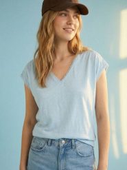 Bawełniana bluzka z dekoltem V - błękitny. Niebieskie bluzki damskie Sinsay, l, bez wzorów, z bawełny, bez kołnierzyka, bez ramiączek. Za 25.99 zł.