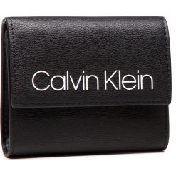 Mały Portfel Damski CALVIN KLEIN - Collegic Medium Trifold K60K604506 001. Czarne portfele damskie Calvin Klein, ze skóry ekologicznej. Za 249.00 zł.