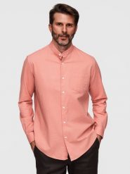 Męska koszula lniana ze stójką i kieszenią REGULAR FIT – brzoskwiniowa V1. Pomarańczowe koszule męskie Ombre Clothing, na lato, m, bez wzorów, z bawełny, biznesowe, bez kołnierzyka, bez ramiączek. Za 215.99 zł.
