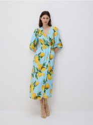 Kopertowa sukienka midi - wielobarwny. Sukienki damskie Reserved, l, bez wzorów, z tkaniny, bez kołnierzyka, bez ramiączek, midi, kopertowe. Za 199.99 zł.