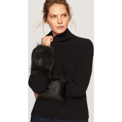 Sweter z futrzanym wykończeniem - Czarny. Czarne swetry damskie Reserved, z futra. Za 139.99 zł.