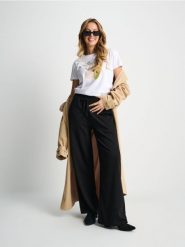 Koszulka - biały. Białe t-shirty damskie Sinsay, l, bez wzorów, bez kołnierzyka. W wyprzedaży za 13.99 zł.