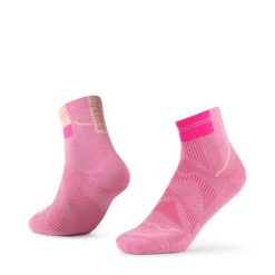 Skarpety do biegania Coolnet Quarter. Czerwone skarpety damskie Buff, bez wzorów, z materiału. Za 83.99 zł.