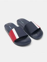 Klapki z kontrastowym paskiem - granatowy. Niebieskie klapki męskie Sinsay. Za 29.99 zł.