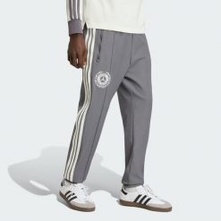 SPODNIE DRESOWE MERCEDES-AMG PETRONAS FORMULA 1 TEAM SILVER ARROWS ICON. Białe spodnie sportowe męskie Adidas, m, bez wzorów, z dresówki. Za 479.00 zł.