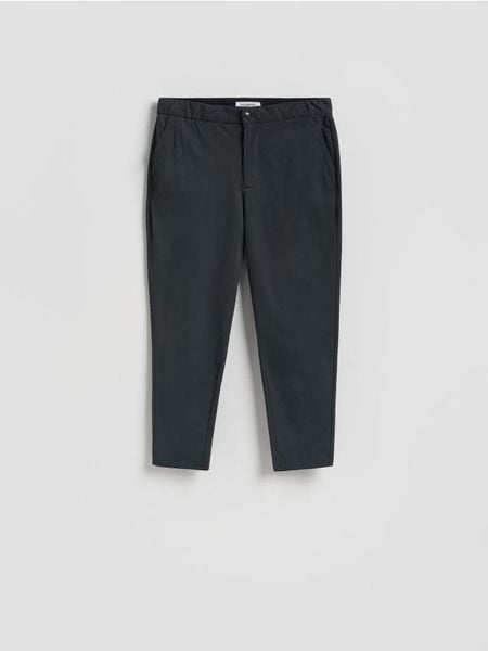 Spodnie chino slim fit - czarny. Czarne spodnie materiałowe męskie Reserved, l, bez wzorów, z dzianiny. W wyprzedaży za 89.99 zł.