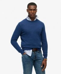 Superdry Essentials Cotton Jumper – Sweter z bawełny organicznej, relaxed fit. Niebieskie swetry przez głowę męskie Superdry., uniwersalny, bez wzorów, z bawełny, bez kołnierzyka. Za 280.80 zł.