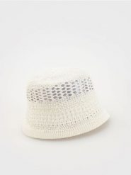 Pleciony kapelusz bucket - złamana biel. Czapki i kapelusze damskie Reserved, bez wzorów. Za 99.99 zł.