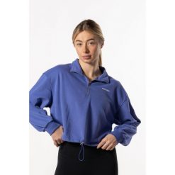 Damska krótka bluza z krótkim zamkiem i opuszczonym ramieniem – niebieski irys. Niebieskie bluzy damskie AESTHETIC WOLF, l, bez wzorów, z bawełny, bez kaptura, na fitness i siłownię. Za 259.99 zł.