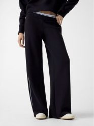 Guess Jeans Spodnie materiałowe 180566 Czarny Slim Fit. Czarne spodnie materiałowe damskie Guess Jeans, xs, z aplikacjami, z jeansu. Za 389.99 zł.