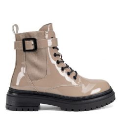 Trzewiki DeeZee. Brązowe botki damskie DeeZee, bez obcasa, na płaskiej podeszwie, bez zapięcia. Za 179.99 zł.