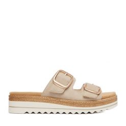 Klapki Remonte. Brązowe klapki damskie Remonte, bez wzorów, bez obcasa. Za 369.99 zł.