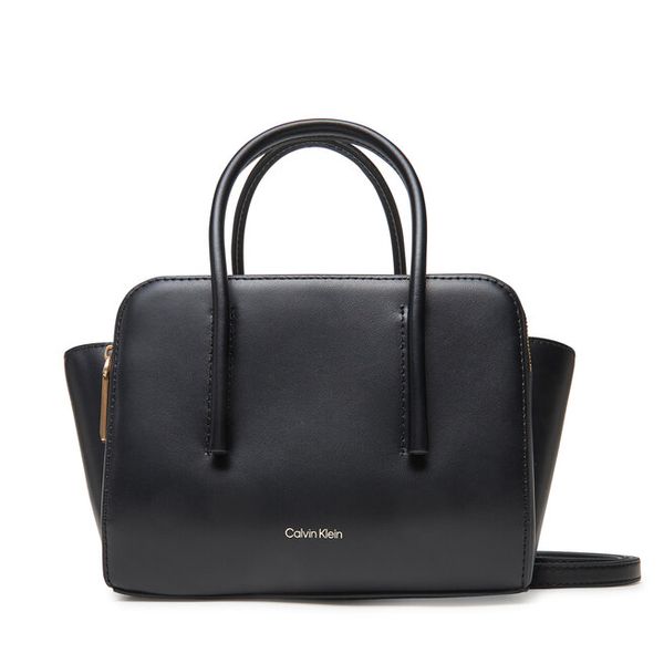 Torebka Calvin Klein. Czarne torebki do ręki damskie Calvin Klein, bez wzorów, klasyczne, bez dodatków. Za 809.99 zł.