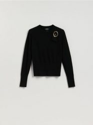 Wełniany sweter z klamrą - czarny. Czarne swetry damskie Reserved, l, bez wzorów, z dzianiny, bez kołnierzyka, bez ramiączek, bez kaptura. Za 259.99 zł.