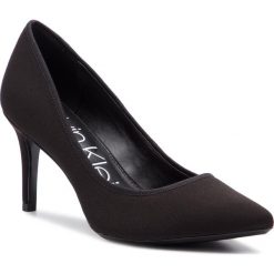 Szpilki CALVIN KLEIN - Gazelle E8933 Black. Czarne półbuty damskie Calvin Klein, bez wzorów, z materiału, bez obcasa, bez zapięcia. W wyprzedaży za 359.00 zł.