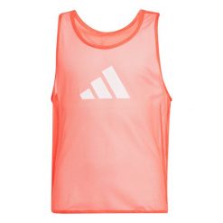 Śliniak treningowy dla dzieci adidas BIB24. Czerwone śliniaki dla dzieci Adidas, bez wzorów, z materiału. Za 34.99 zł.