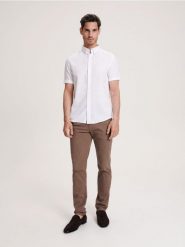 Koszula regular fit - biały. Białe koszule męskie Reserved, l, bez wzorów, z bawełny, bez kołnierzyka, bez ramiączek. Za 139.99 zł.