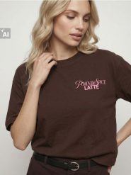 Bawełniana koszulka z napisem na plecach - brązowy. Brązowe t-shirty damskie Sinsay, l, bez wzorów, z bawełny, bez kołnierzyka. Za 19.99 zł.