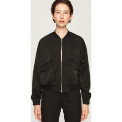 Kurtka bomber - Czarny. Kurtki damskie marki Calvin Klein Jeans. W wyprzedaży za 59.99 zł.