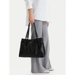 Torebka Lasocki. Czarne torebki do ręki damskie Lasocki, bez wzorów, bez dodatków. Za 199.99 zł.