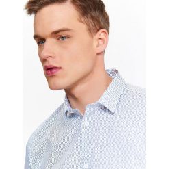KOSZULA MĘSKA O DOPASOWANYM KROJU Z NADRUKOWANYM WZOREM I KOŁNIERZYKIEM TYPU KENT. Koszule męskie marki TOP SECRET. W wyprzedaży za 39.99 zł.