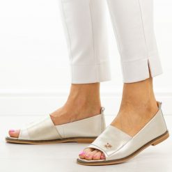 Złote skórzane płaskie sandały damskie Potocki 19397. Żółte sandały damskie POTOCKI, z aplikacjami, z jeansu, bez obcasa, na płaskiej podeszwie, bez zapięcia. W wyprzedaży za 201.52 zł.