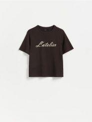 Bawełniany t-shirt z haftem - ciemnobrązowy. Brązowe t-shirty damskie Reserved, l, bez wzorów, z bawełny, bez kołnierzyka. Za 49.99 zł.
