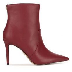 Botki Nine West. Czerwone botki damskie Nine West, bez obcasa, na szpilce, bez zapięcia. Za 249.99 zł.