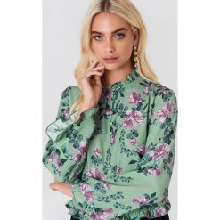 Andrea Hedenstedt x NA-KD Bluzka z falbanką - Green,Multicolor. Bluzki damskie marki Andrea Hedenstedt x NA-KD. W wyprzedaży za 64.78 zł.