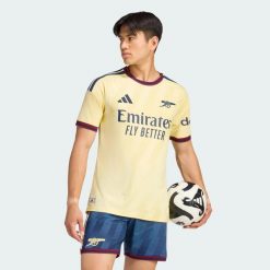 Oryginalna koszulka z trzeciego zestawu Arsenal FC 26/27. Żółte koszulki sportowe męskie Adidas, xl, bez wzorów, z dzianiny, bez kołnierzyka, bez ramiączek, do piłki nożnej, climacool (adidas). Za 649.00 zł.