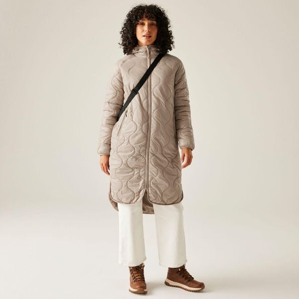 Płaszcz damski przejściowy ocieplany Triea. Brązowe kurtki damskie Regatta, bez wzorów, z poliamidu, sportowe, bez kaptura. Za 299.99 zł.