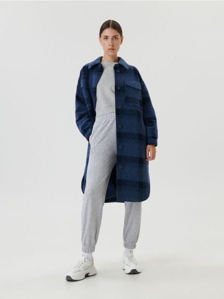 Długi płaszcz w kratę - granatowy. Niebieskie płaszcze damskie Sinsay, l, bez wzorów, długie, bez kaptura. Za 139.99 zł.