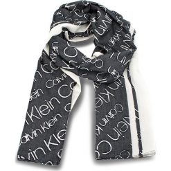 Szal CALVIN KLEIN - Burn Out Calvin Klei K60K604706 101. Szaliki i chusty damskie marki Calvin Klein. W wyprzedaży za 199.00 zł.