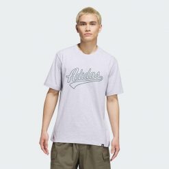 Koszulka z grafiką Varsity Tailsweep. Szare koszulki sportowe męskie Adidas, l, bez wzorów, z bawełny, bez kołnierzyka, bez ramiączek. Za 109.00 zł.