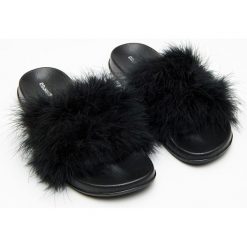 Klapki ze sztucznym futerkiem - Czarny. Klapki damskie Cropp. Za 59.99 zł.
