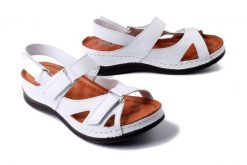 ARTIKER RELAKS 56C0849 biały, sandały damskie. Białe sandały damskie Artiker Relaks, bez wzorów, bez obcasa, bez zapięcia. Za 160.93 zł.