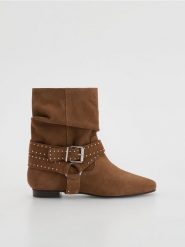 Skórzane botki z ozdobną klamrą - brązowy. Brązowe botki damskie Reserved, ze skóry, bez obcasa, bez zapięcia. Za 259.99 zł.