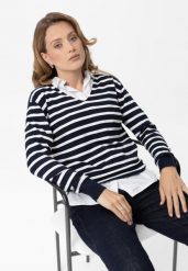 Sweter w paski S-TOLA. Białe swetry damskie Volcano, s, bez wzorów, z dzianiny, klasyczne, bez kołnierzyka, bez ramiączek, bez kaptura. Za 139.99 zł.