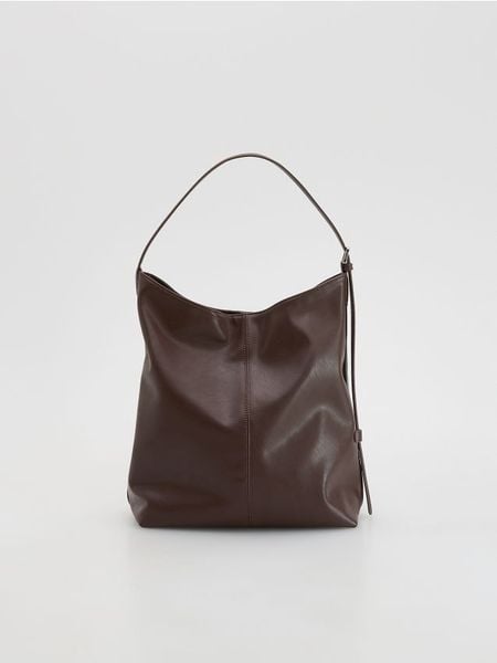 Duża torebka hobo - brązowy. Brązowe torebki do ręki damskie Reserved, bez wzorów, ze skóry, duże, bez dodatków. W wyprzedaży za 99.99 zł.