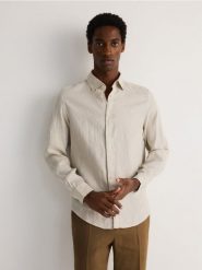 Lniana koszula regular fit - beżowy. Brązowe koszule męskie Reserved, l, bez wzorów, bez kołnierzyka, bez ramiączek. Za 159.99 zł.