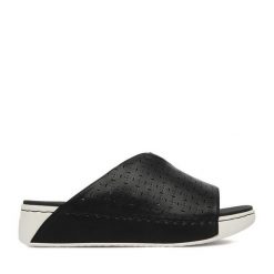 Klapki Go Soft. Czarne klapki damskie GO SOFT, bez wzorów, bez obcasa. Za 119.99 zł.