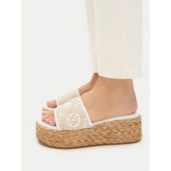 Klapki Guess. Białe espadryle damskie Guess, z aplikacjami, bez obcasa, bez zapięcia. Za 287.99 zł.