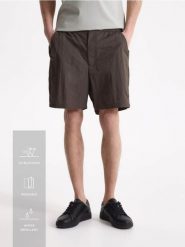 Gładkie szorty loose fit - brązowy. Brązowe szorty męskie Reserved, l, bez wzorów, z tkaniny. Za 119.99 zł.